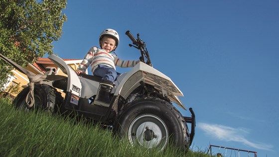 Små hjältar: “Jag älskar att leka med alla mina bilar”